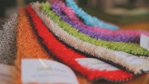gekleurd kunstgras in verschillende kleuren