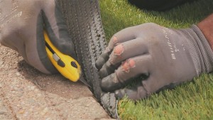 kunstgras snijden is het beste vanaf de onderkant bij kunstgras leggen