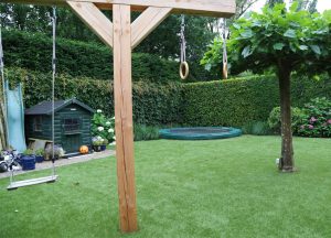 kunstgras bij trampoline