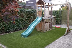 kunstgras-met-speeltoestel