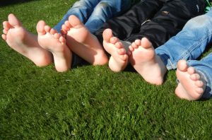 spelende-kinderen-kunstgras-stevig-geschikt